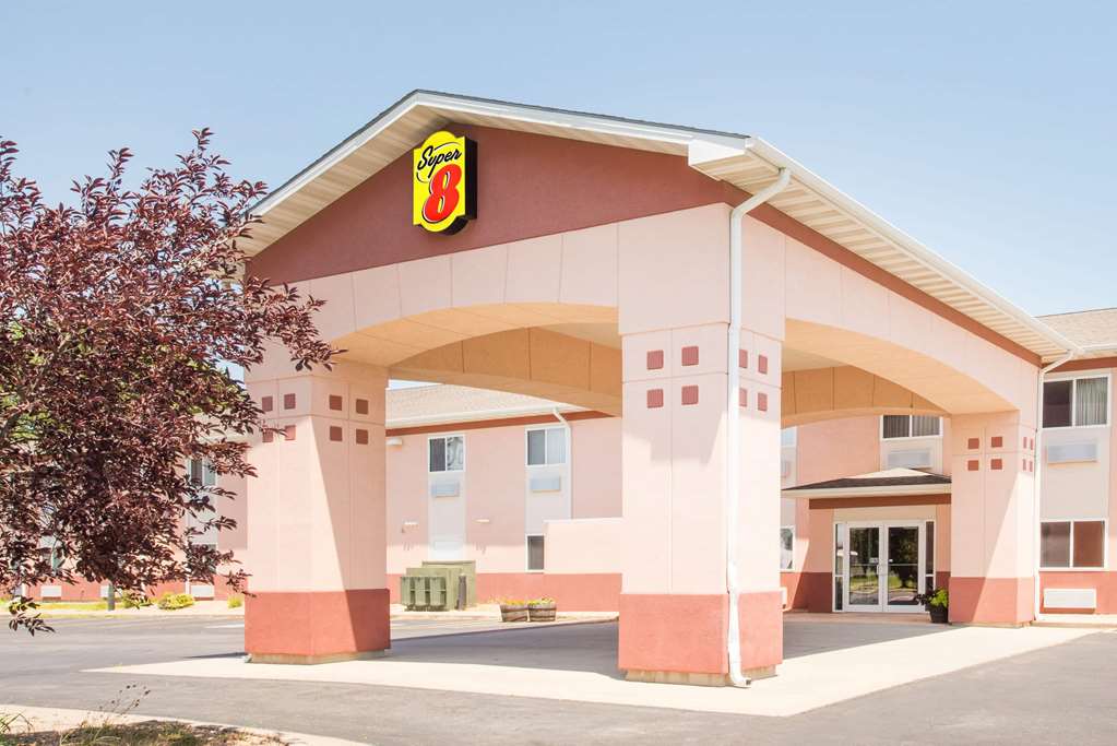 Super 8 Iola KS