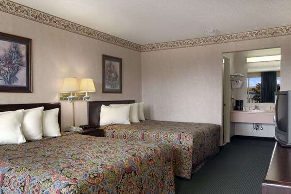 Pool - Days Inn Jonesboro