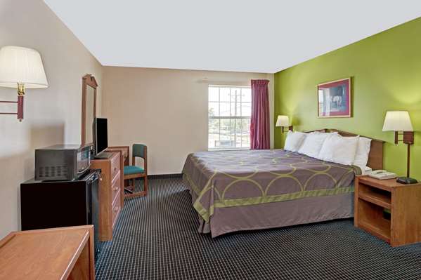Suite - Super 8 Hotel Expo Center Area Louisville - I-65, Exit 132