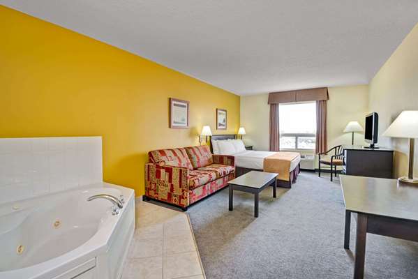 Suite - Super 8 Hotel Barrie