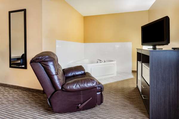 Suite - Super 8 Hotel Fort Dodge