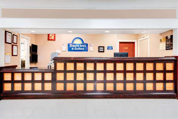  - Days Inn & Suites Laredo - I-35, Exit 4