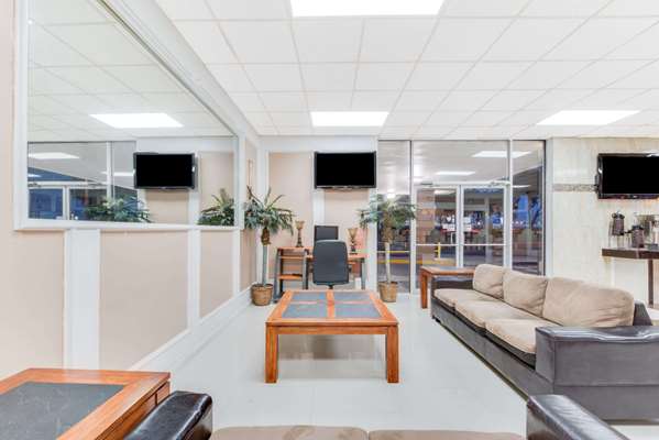  - Days Inn & Suites Laredo - I-35, Exit 4