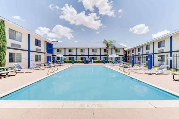 Pool - Days Inn & Suites Laredo - I-35, Exit 4