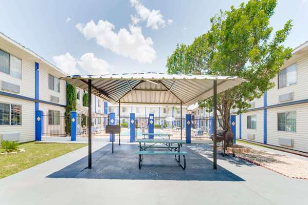  - Days Inn & Suites Laredo - I-35, Exit 4