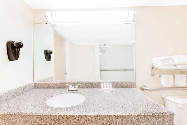  - Days Inn & Suites Laredo - I-35, Exit 4