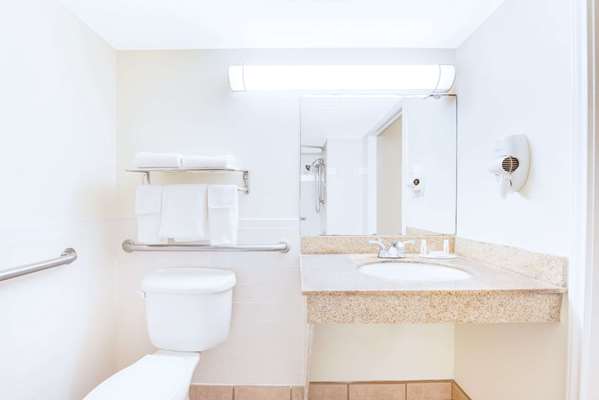  - Days Inn & Suites Laredo - I-35, Exit 4