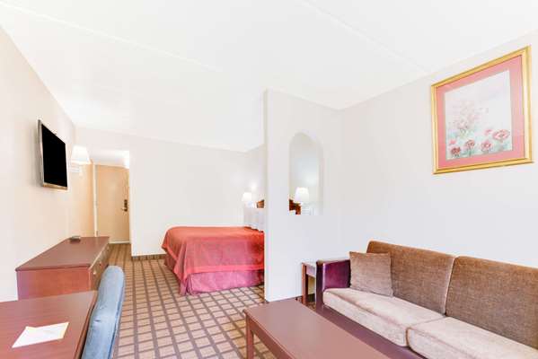  - Days Inn & Suites Laredo - I-35, Exit 4