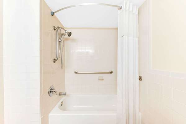  - Days Inn & Suites Laredo - I-35, Exit 4