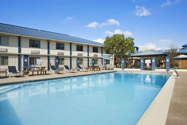 Pool - Days Inn & Suites Laredo - I-35, Exit 4