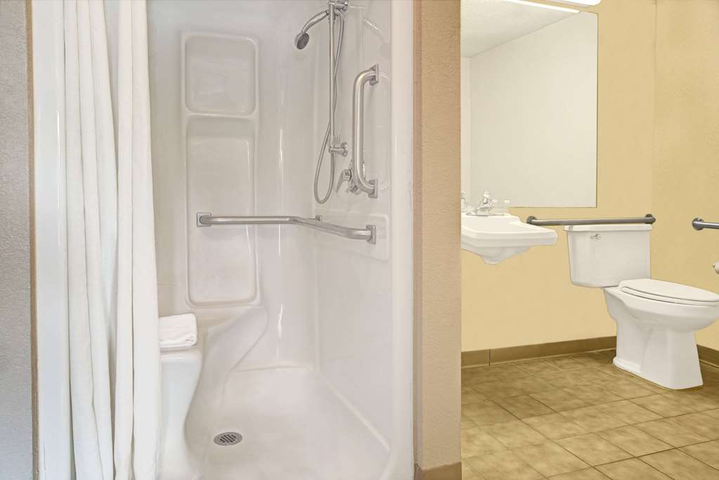 SUPER 8 BY WYNDHAM CINCINNATI OH-guestroom-Guest Room,On-Site.jpg