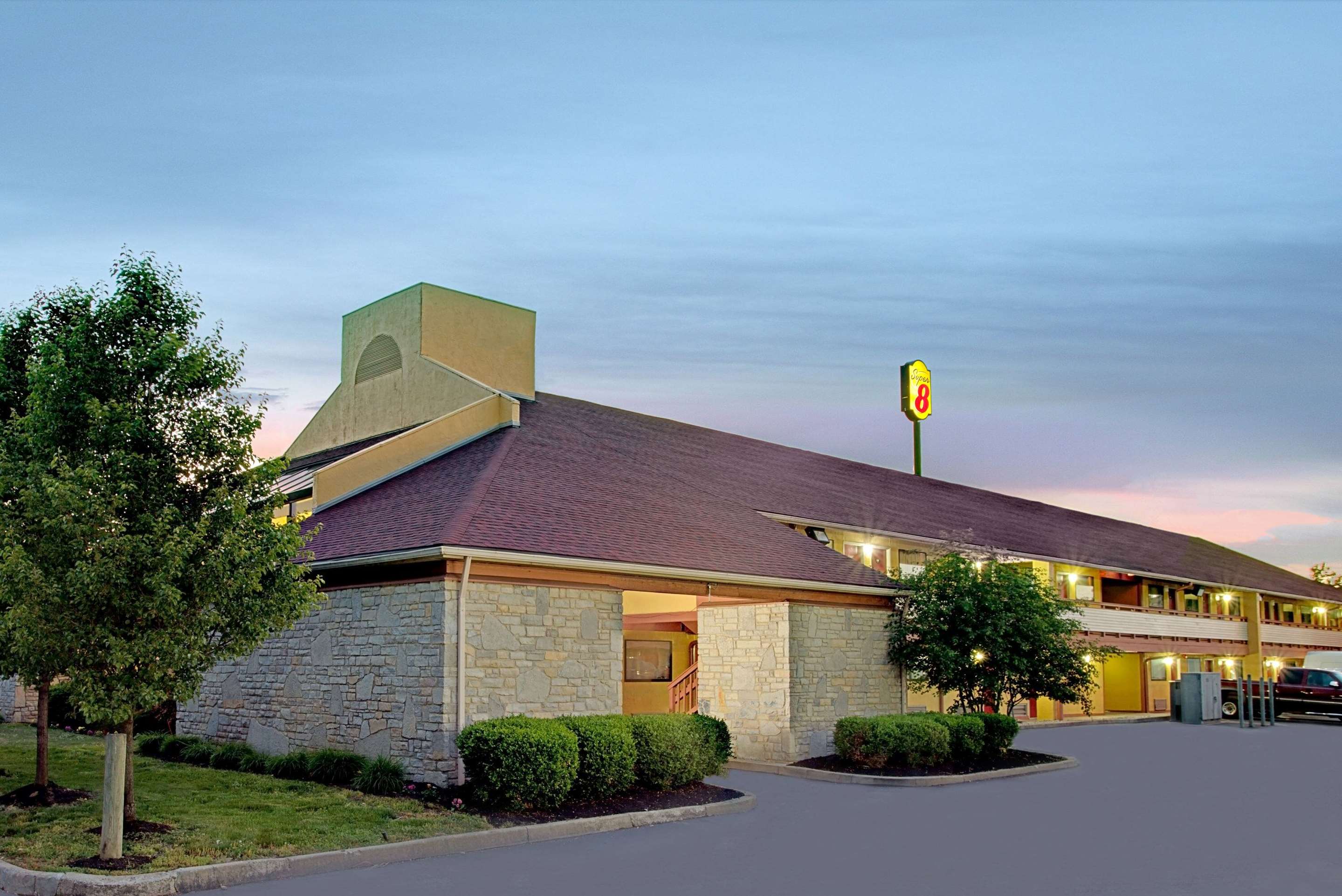 Exterior | Super 8 by Wyndham Cincinnati OH