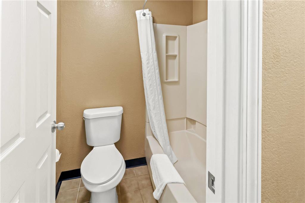 SUPER 8 BY WYNDHAM CINCINNATI OH-guestroom-Guest Room,Bathroom,On-Site.jpg