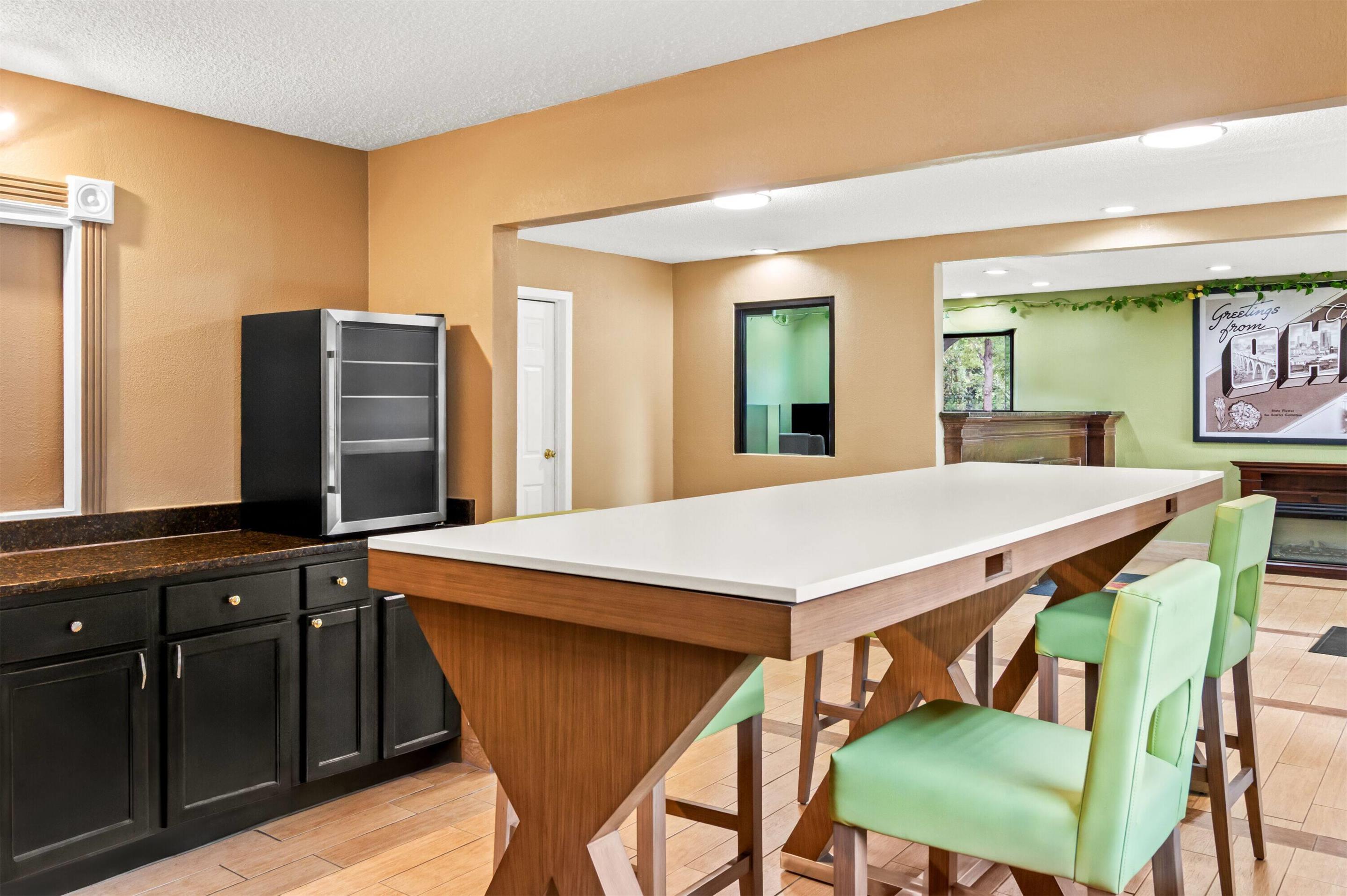 Breakfast Area | Super 8 by Wyndham Cincinnati OH