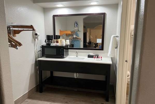  - Super 8 Motel Mont Belvieu Area Baytown - I-10, Exit 797 & 798