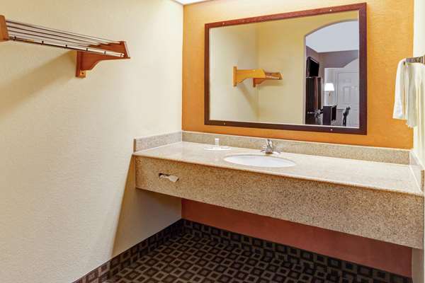  - Super 8 Motel Mont Belvieu Area Baytown - I-10, Exit 797 & 798