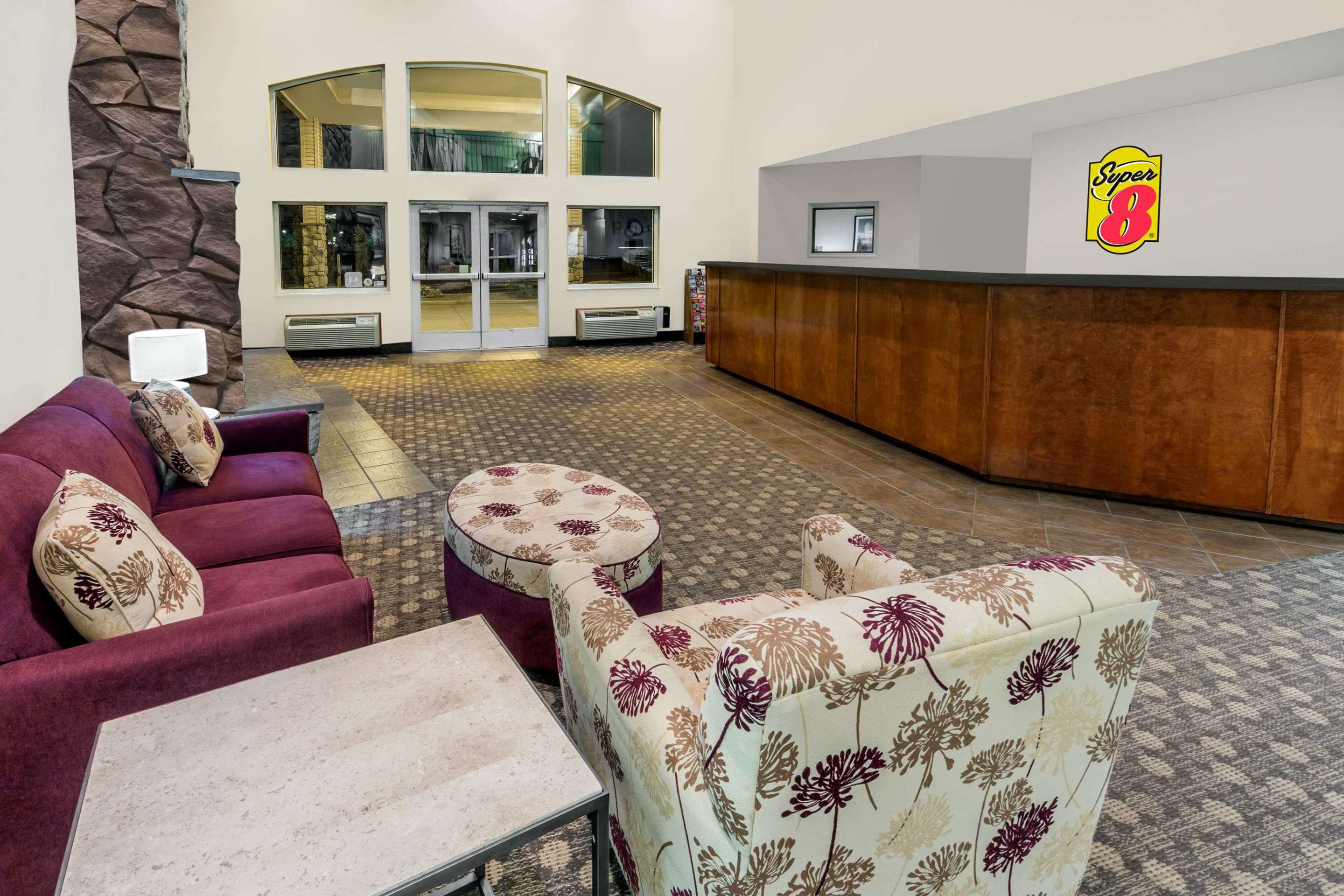 Lobby | Super 8 by Wyndham Central Pt Medford