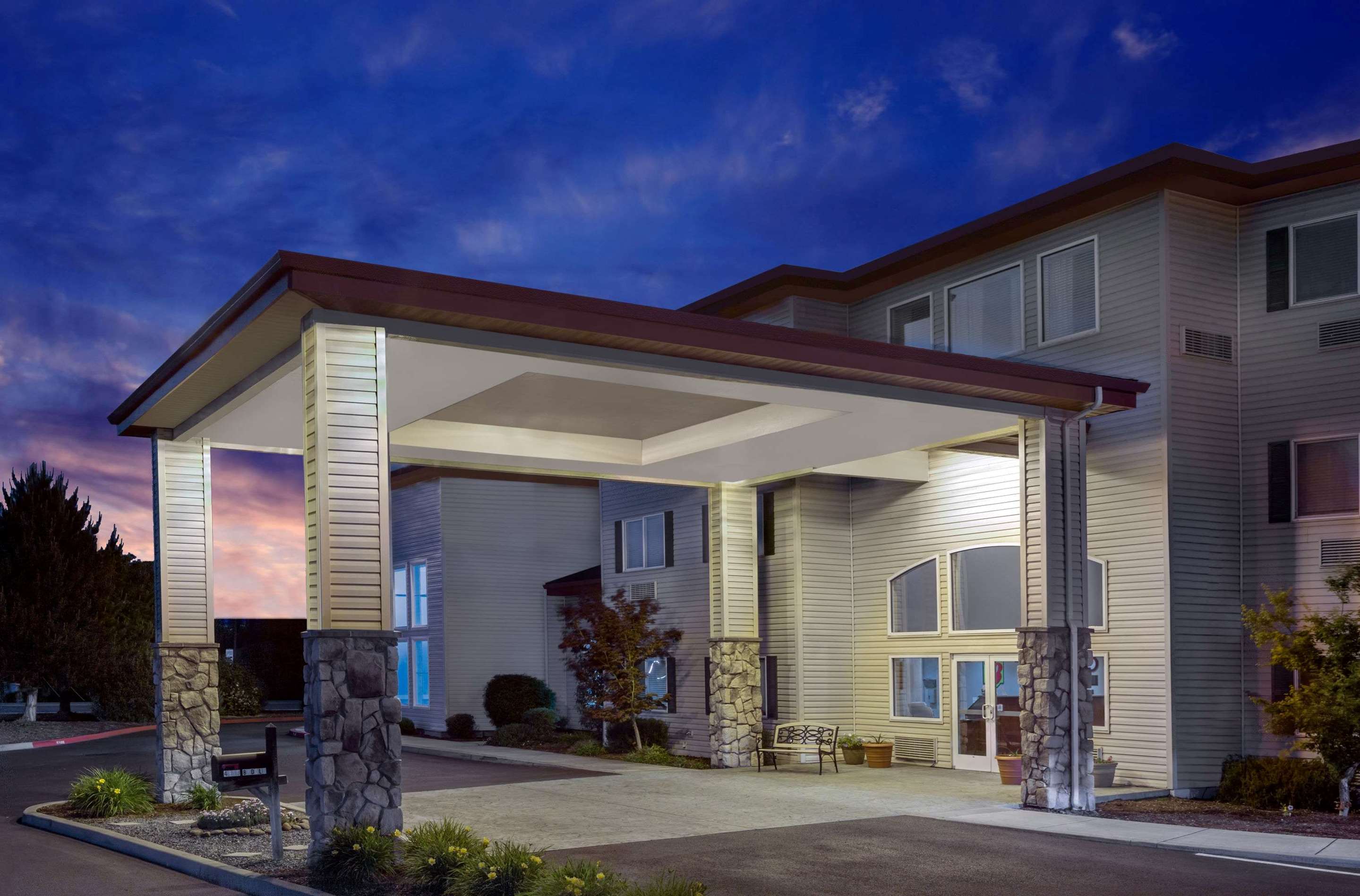 Exterior | Super 8 by Wyndham Central Pt Medford
