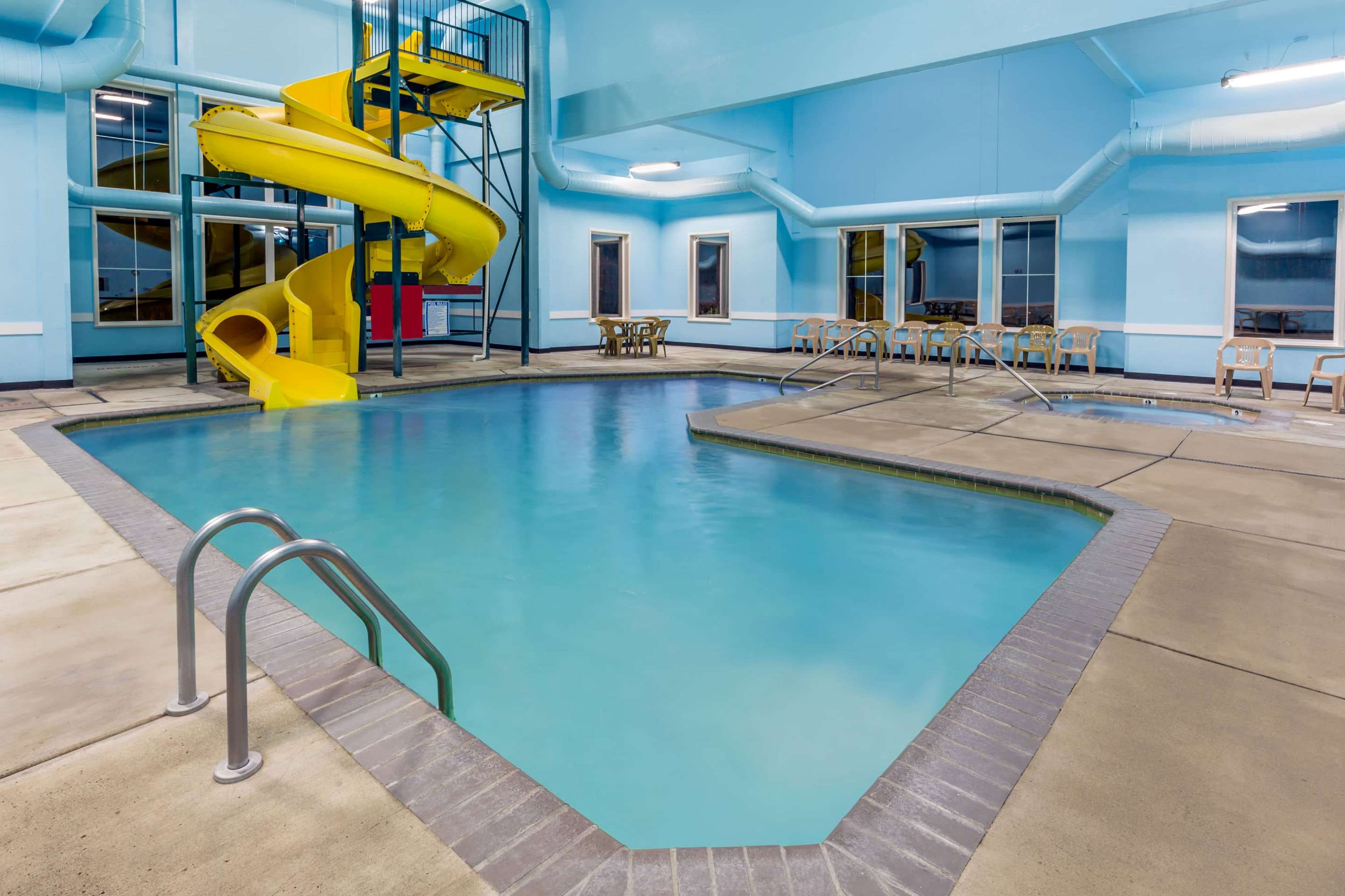 Pool | Super 8 by Wyndham Central Pt Medford