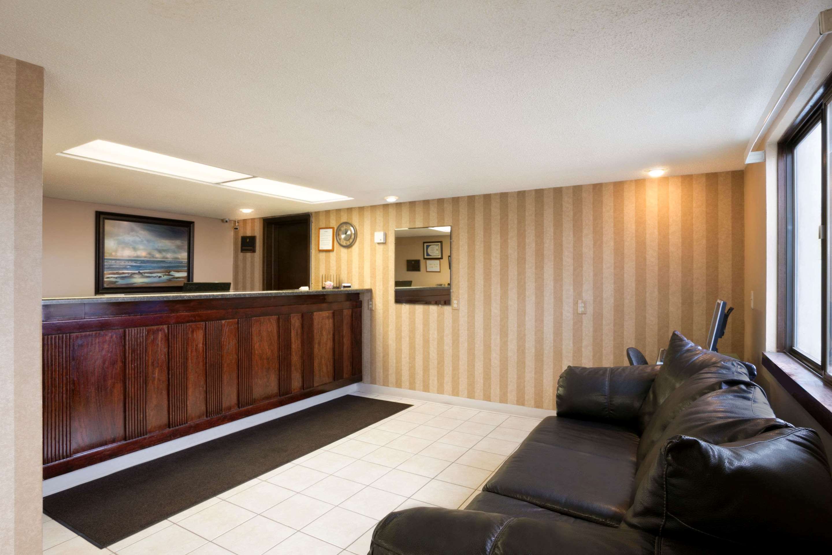 Lobby | Super 8 by Wyndham Eau Claire WI