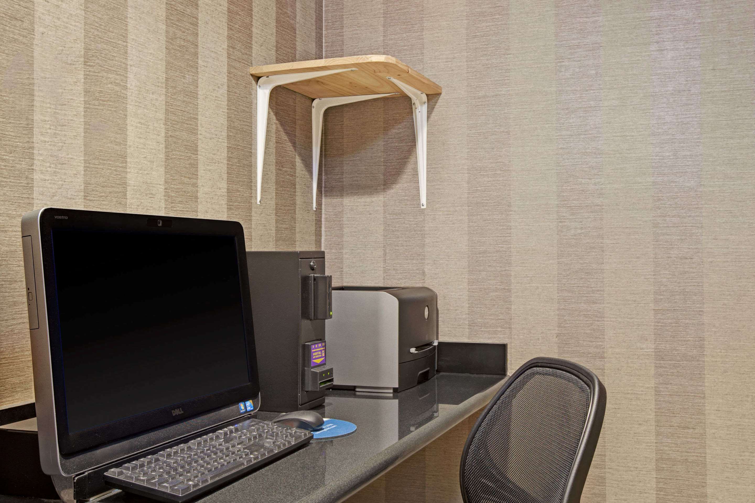 Business Center | Days Inn by Wyndham Jamaica / JFK Airport