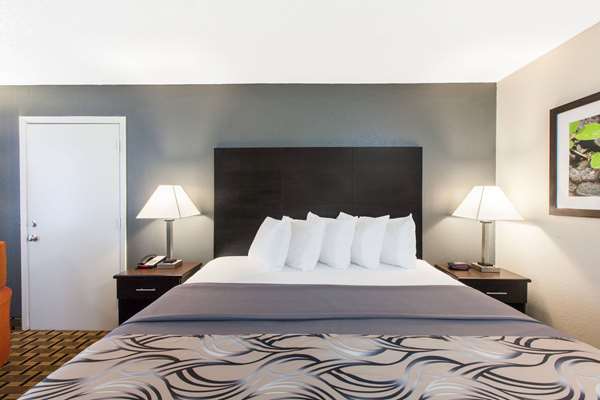  - Days Inn Ennis - I-45, Exit 251