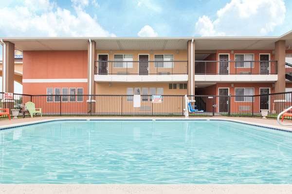 Pool - Days Inn Ennis - I-45, Exit 251