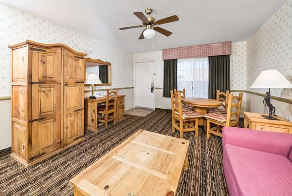 Suite - Days Inn Lebec - I-5, Exit 215