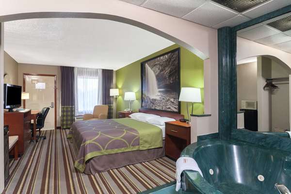 Suite - Super 8 Motel Northeast Clarksville - I-24, Exit 4