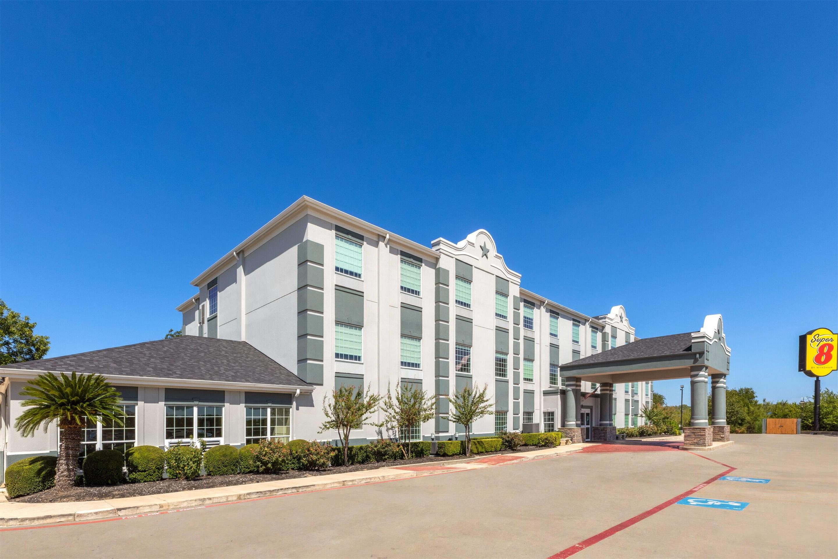 Exterior | Super 8 by Wyndham San Antonio/Alamodome Area