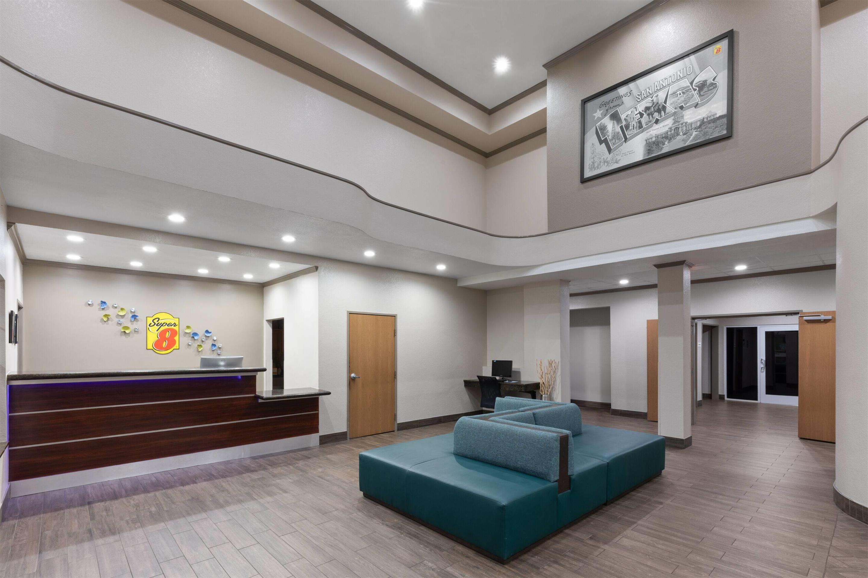 Lobby | Super 8 by Wyndham San Antonio/Alamodome Area