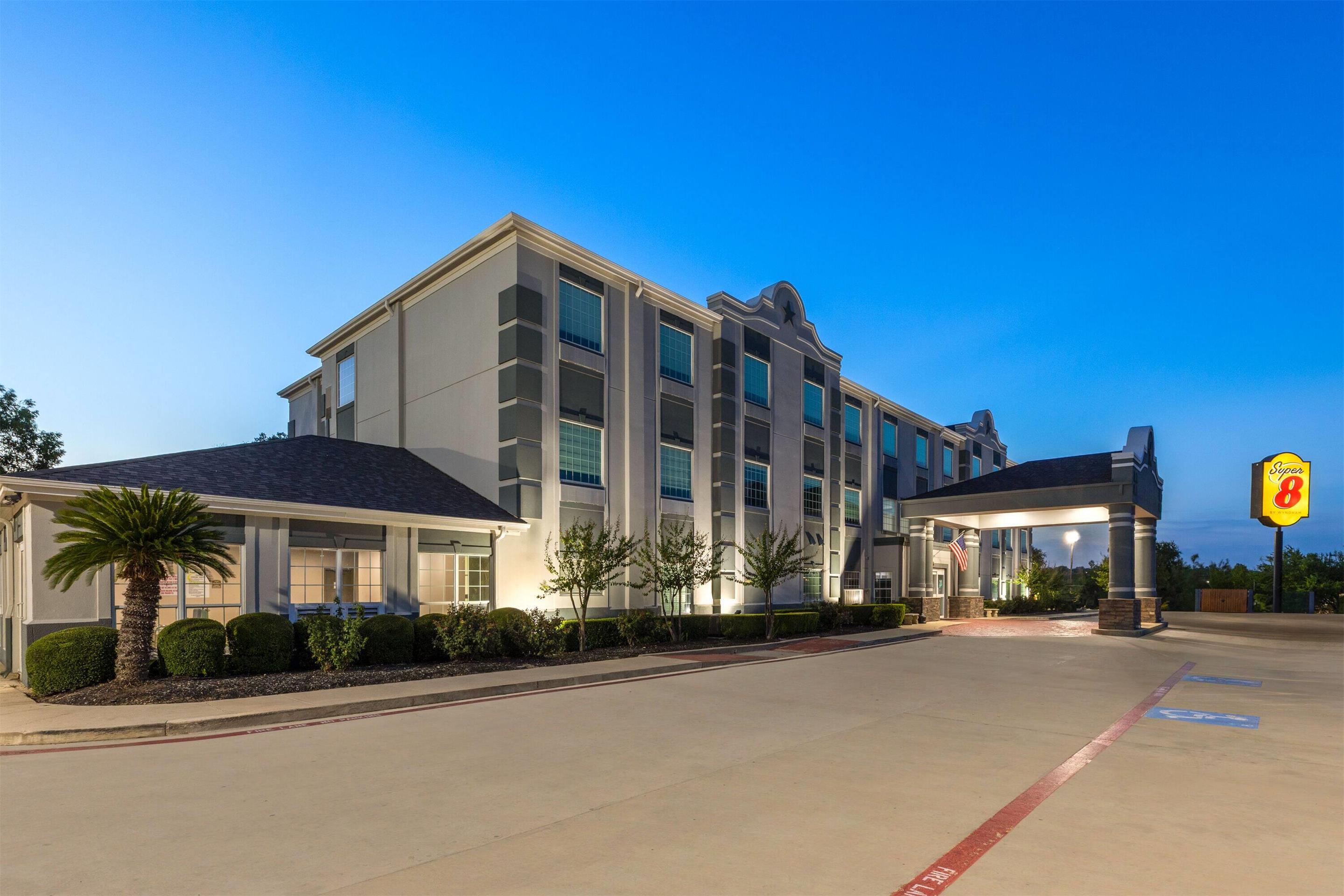 Exterior | Super 8 by Wyndham San Antonio/Alamodome Area