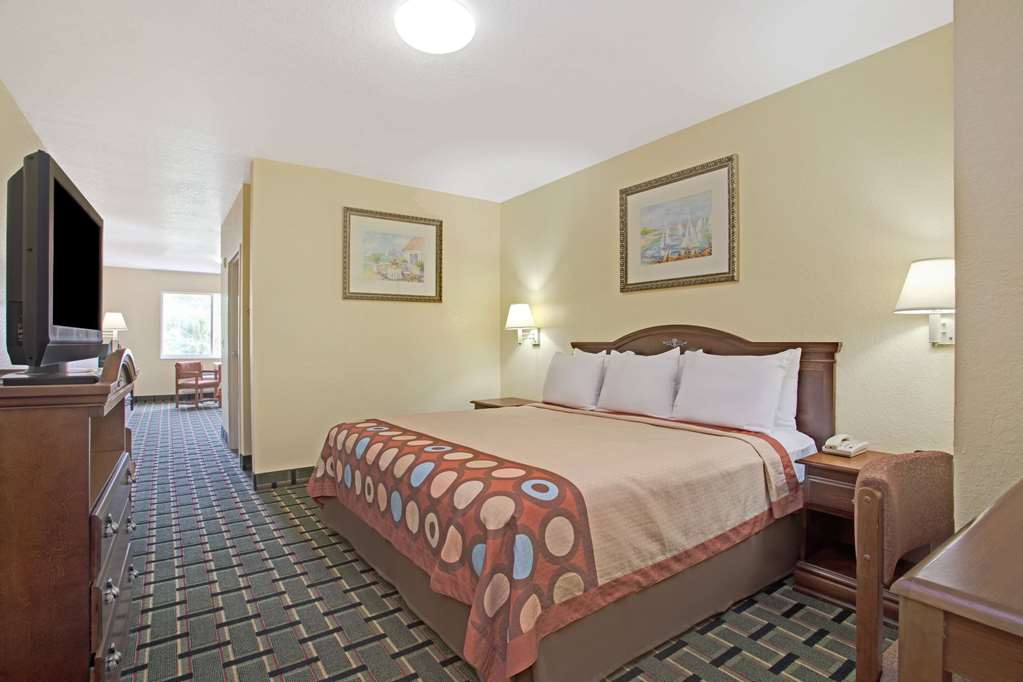 SUPER 8 DAYTONA BEACH FL-guestroom-Guest Room,Suite,On-Site.jpg