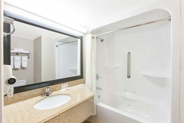  - Super 8 Hotel South Oklahoma City - I-35, Exit 124A