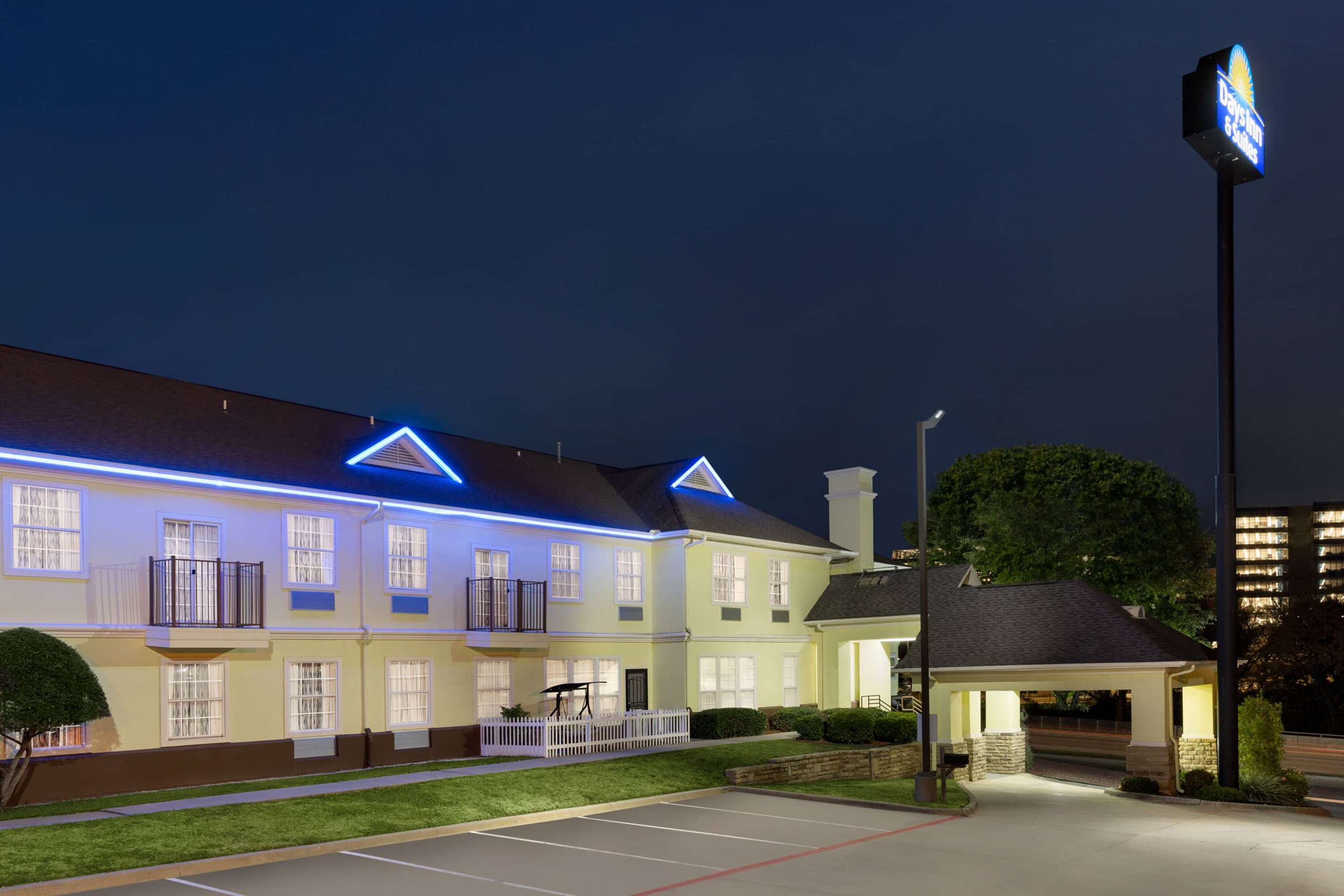 Exterior | Days Inn & Suites by Wyndham DFW Airport South-Euless