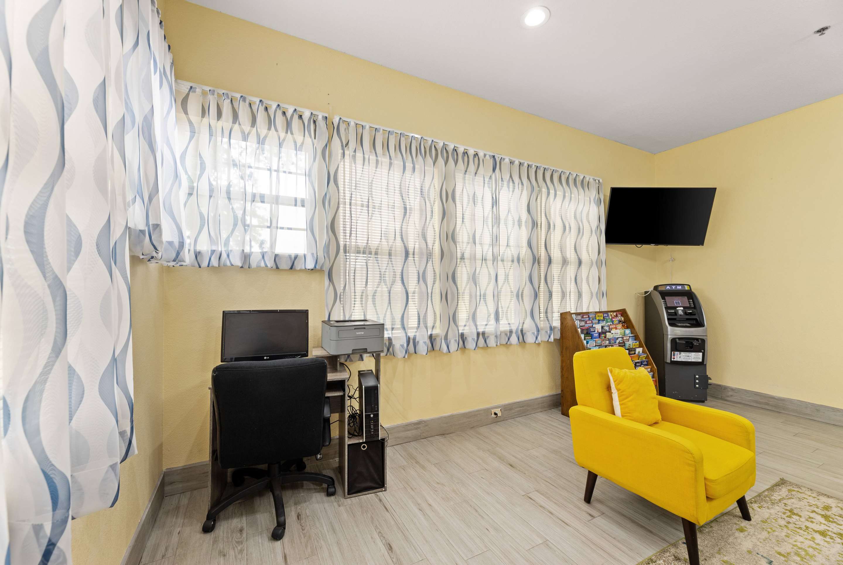 Lobby | Days Inn & Suites by Wyndham DFW Airport South-Euless