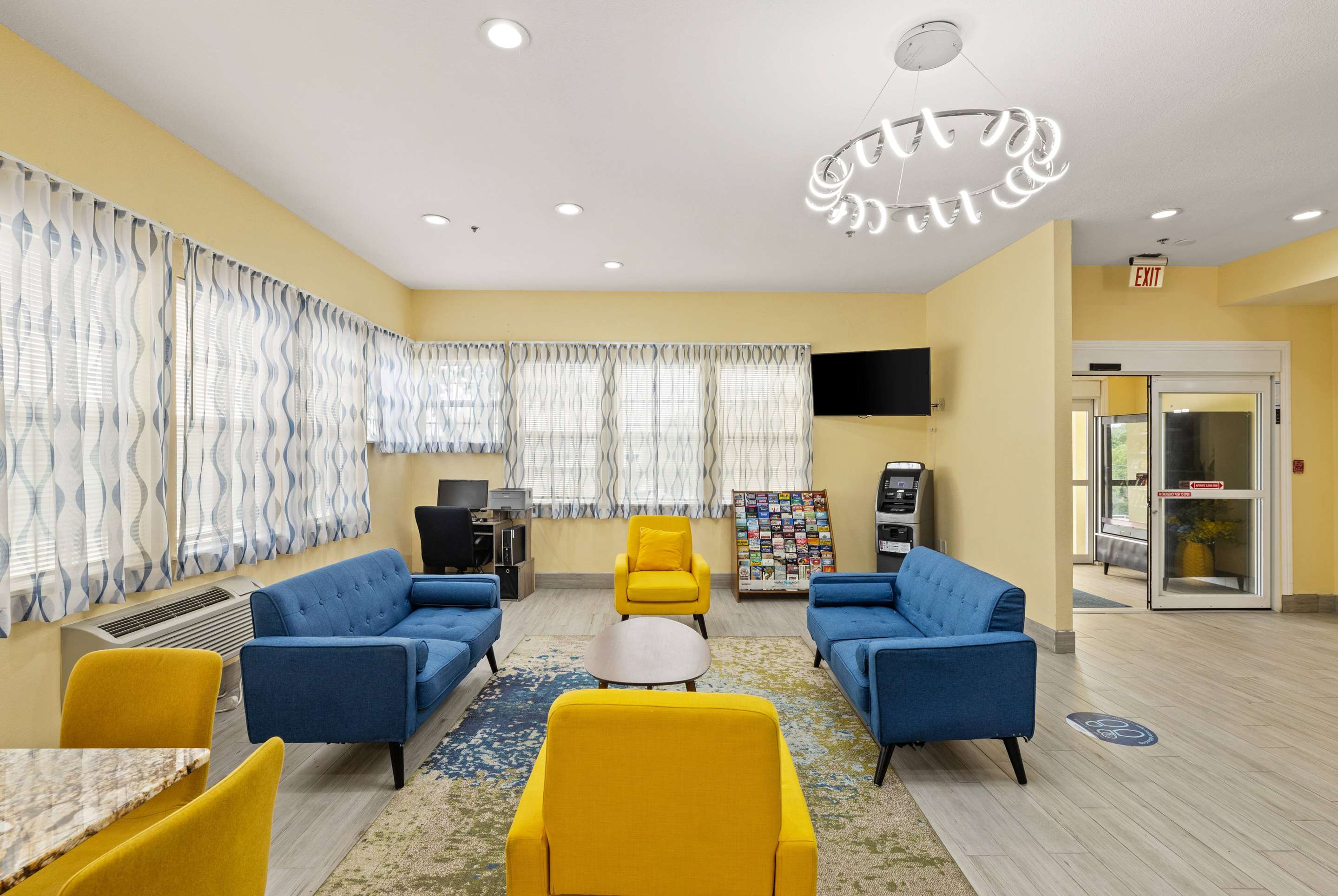 Lobby | Days Inn & Suites by Wyndham DFW Airport South-Euless
