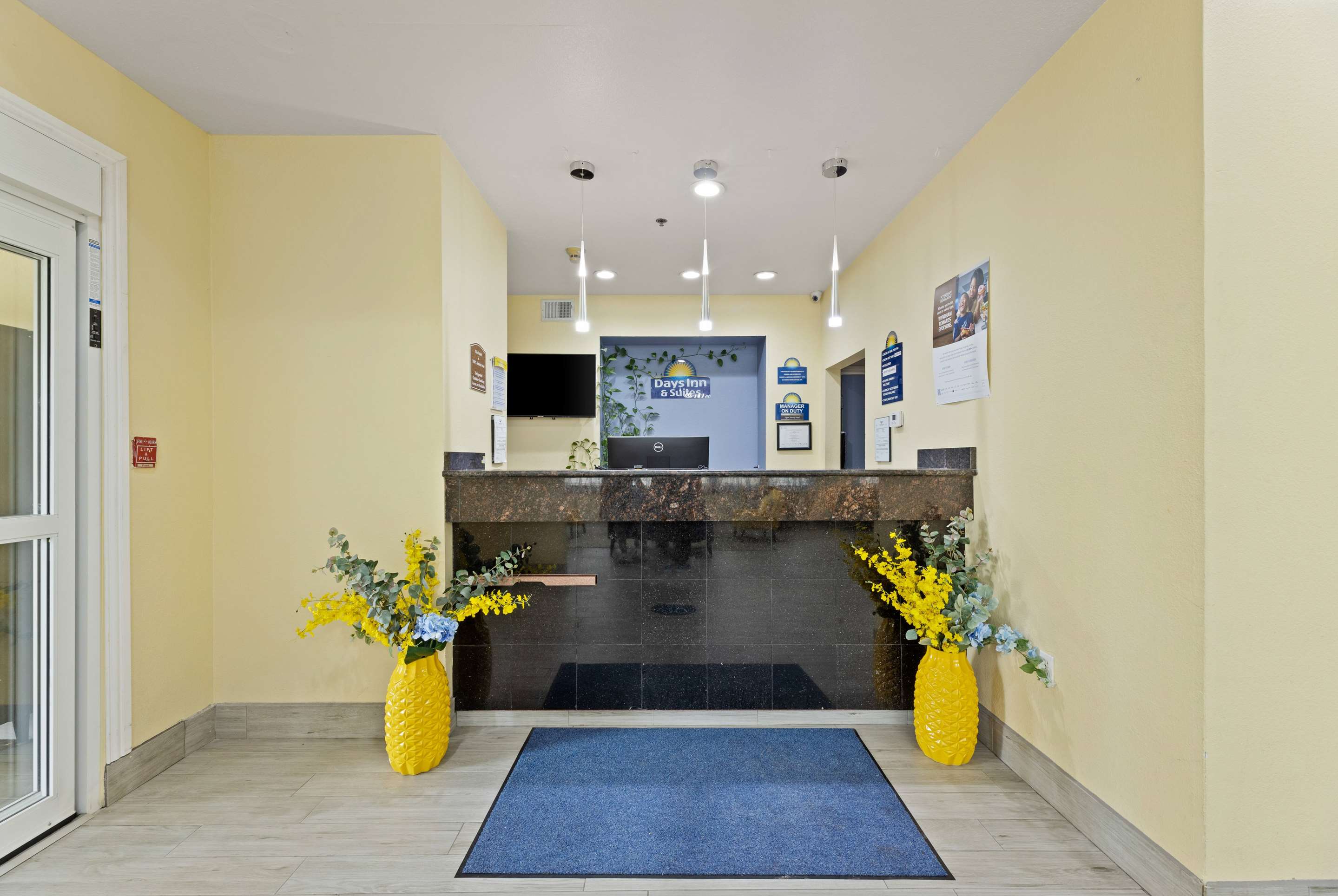 Lobby | Days Inn & Suites by Wyndham DFW Airport South-Euless