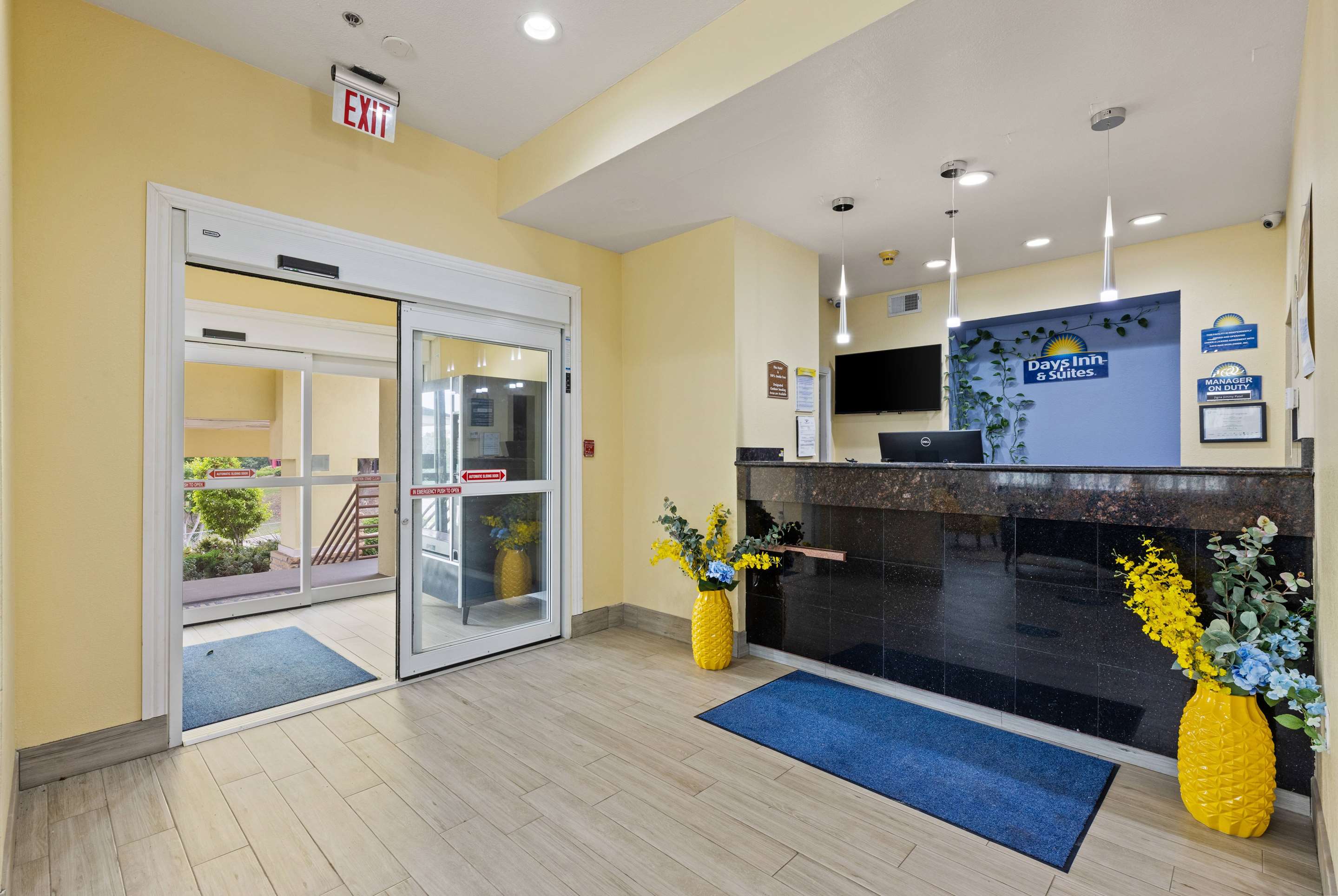 Lobby | Days Inn & Suites by Wyndham DFW Airport South-Euless