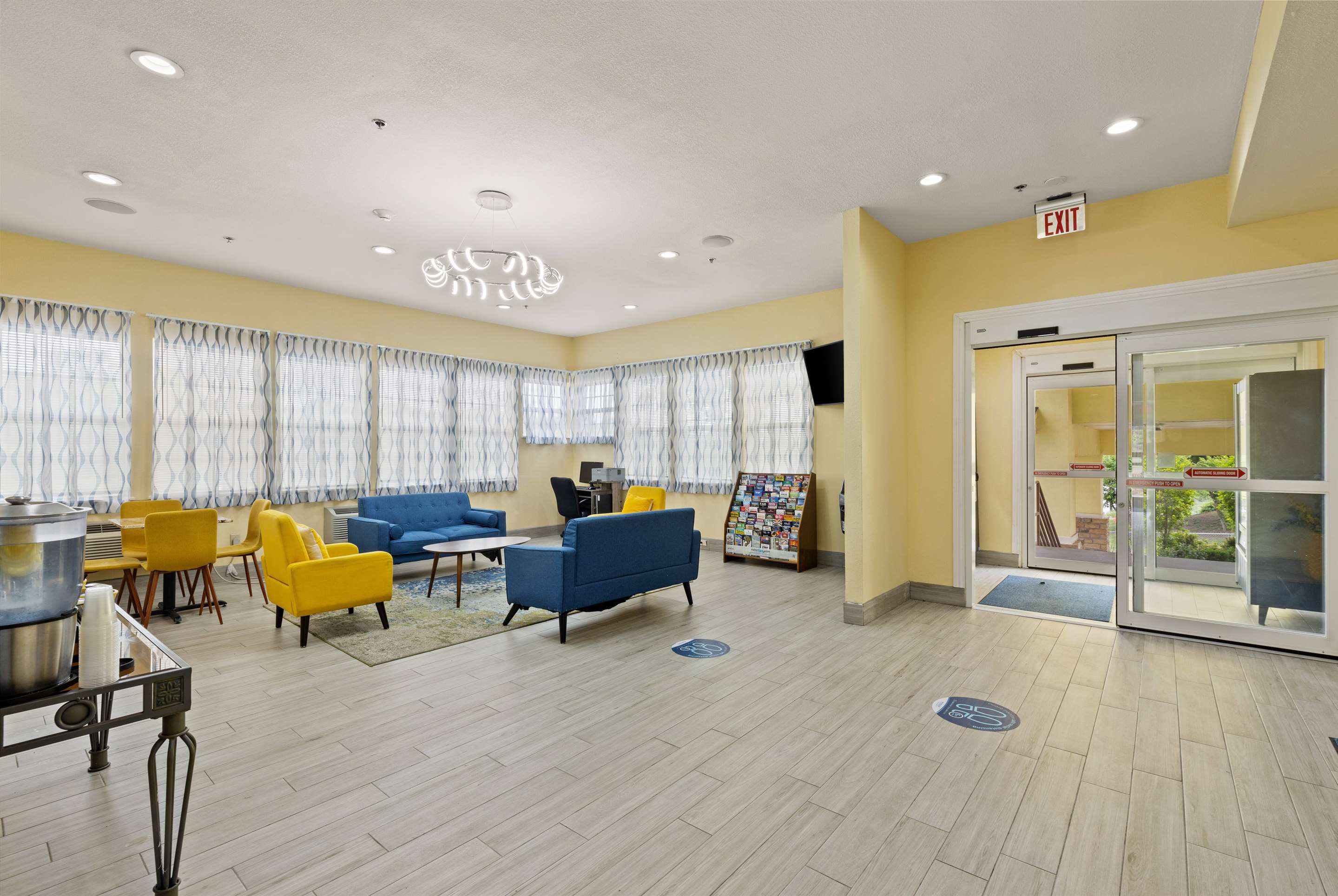 Lobby | Days Inn & Suites by Wyndham DFW Airport South-Euless