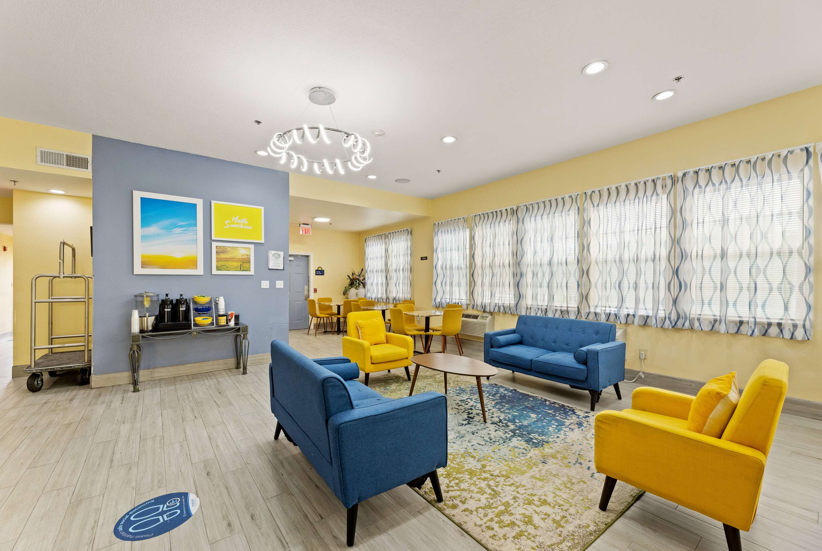 Lobby | Days Inn & Suites by Wyndham DFW Airport South-Euless