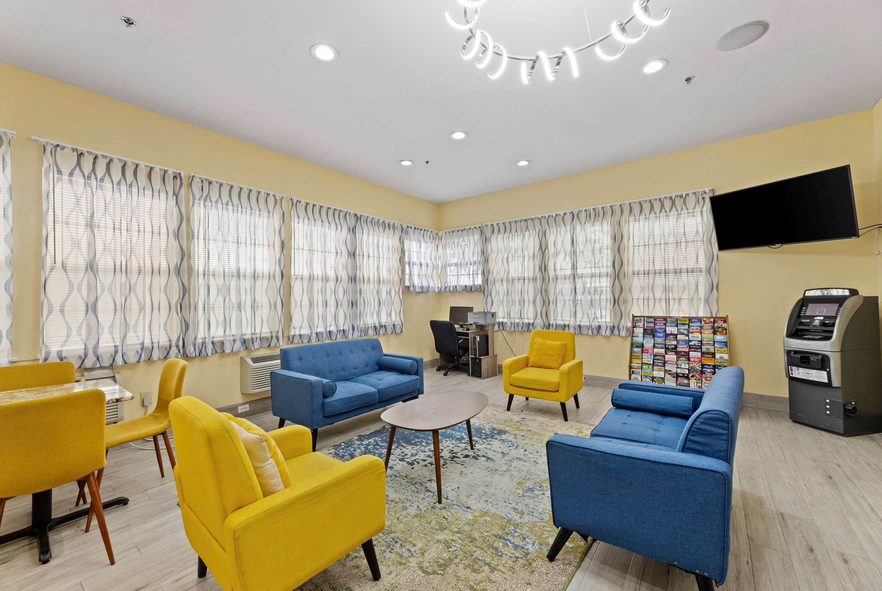 Lobby | Days Inn & Suites by Wyndham DFW Airport South-Euless