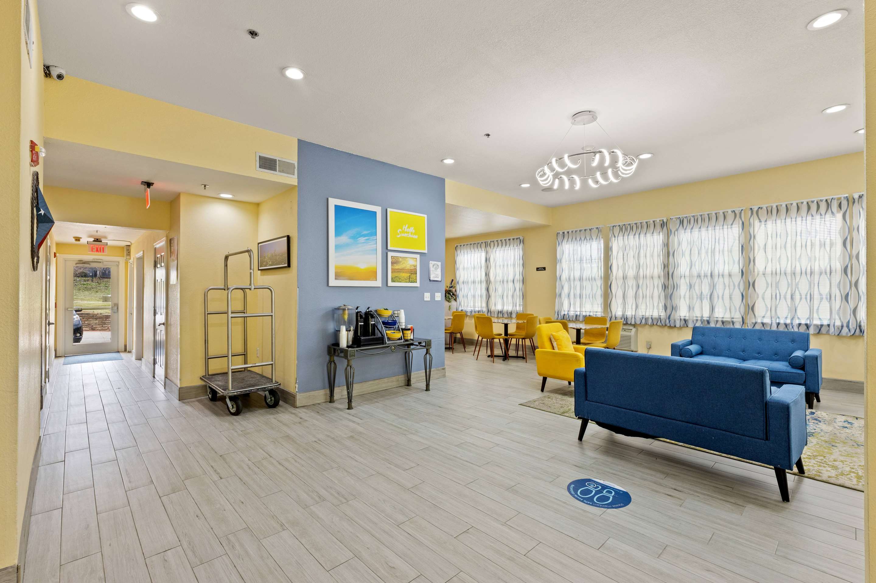 Lobby | Days Inn & Suites by Wyndham DFW Airport South-Euless