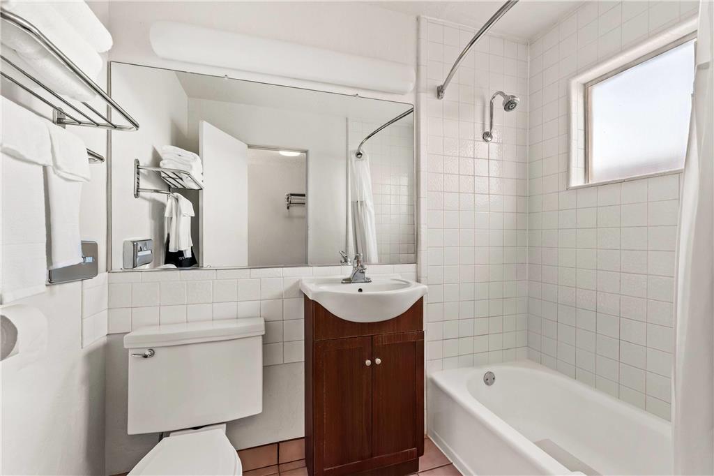 TL PAGE, VIEW OF LAKE POWELL-guestroom-Guest Room,Bathroom,On-Site.jpg