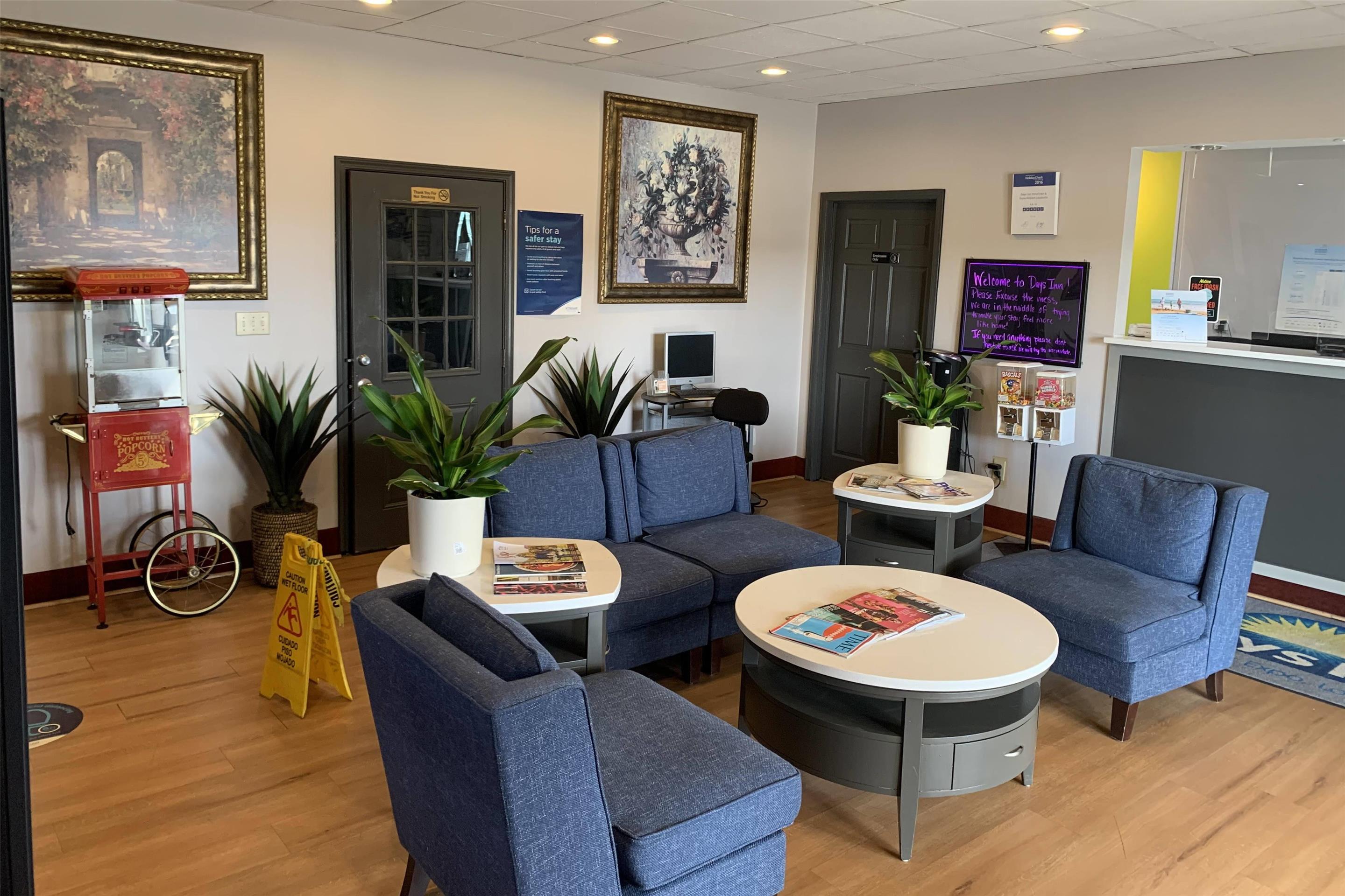 Lobby | Days Inn by Wyndham Louisville Airport Fair and Expo Center