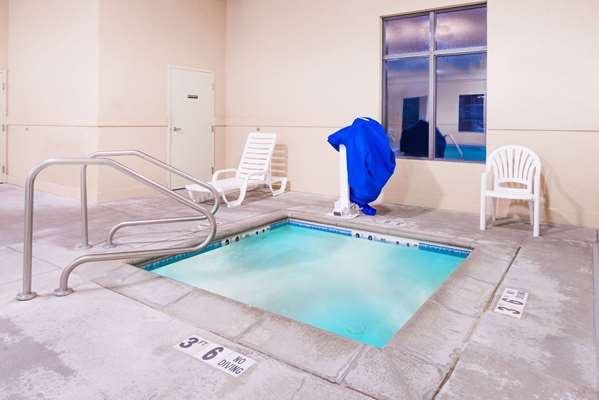 Pool - Super 8 Hotel Northeast Columbia - I-70, Exit 131