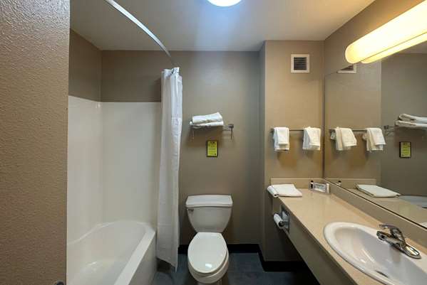  - Super 8 Hotel Northeast Columbia - I-70, Exit 131