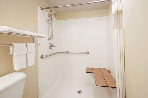  - Days Inn Okemah - I-40, Exit 221