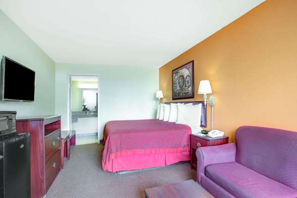  - Days Inn Okemah - I-40, Exit 221