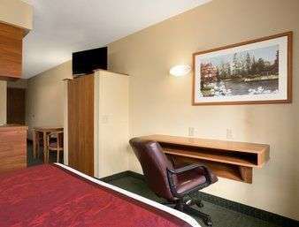 Suite - Days Inn & Suites Lafayette - I-65, Exit 172